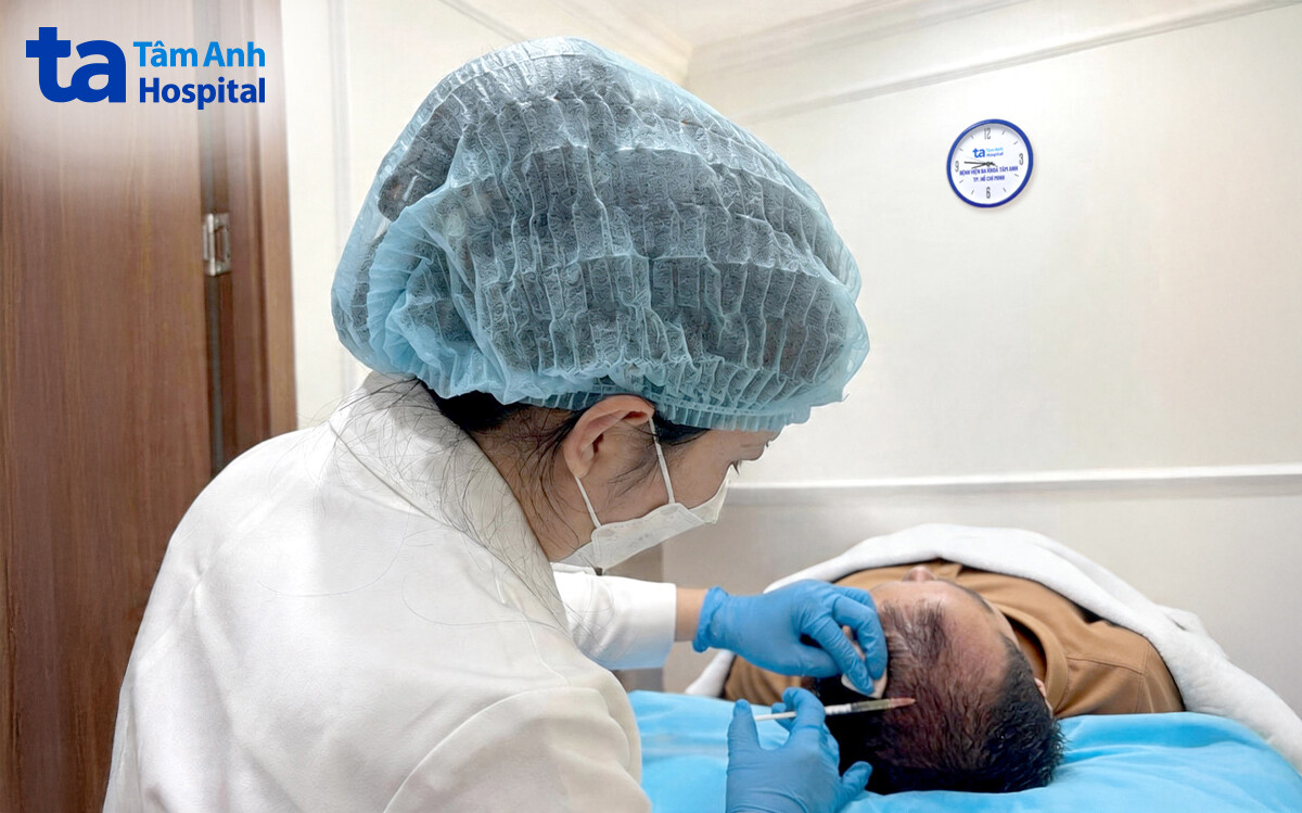 bác sĩ tiêm prp cho khách hàng