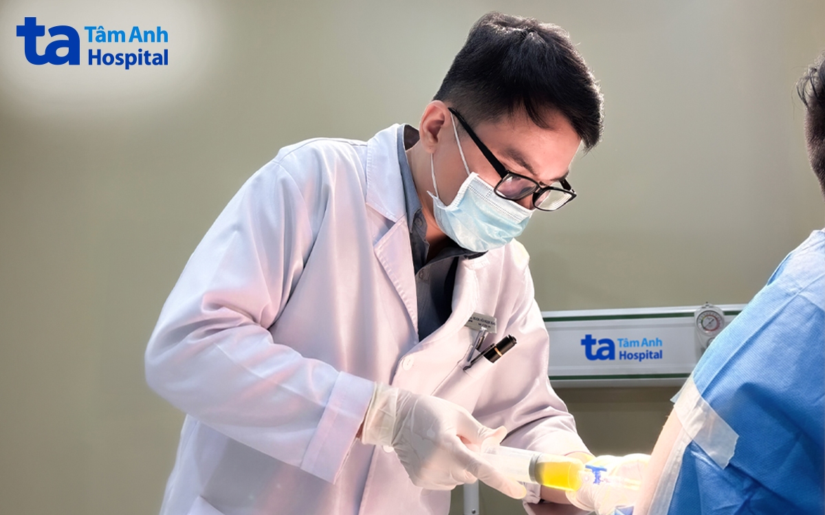 bác sĩ tiến hành chọc dịch phổi giải áp nhằm giảm áp lực cho phổi, giúp giải quyết tình trạng khó thở cho anh khánh