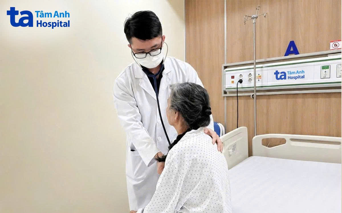 bác sĩ trọng khám cho bà lan