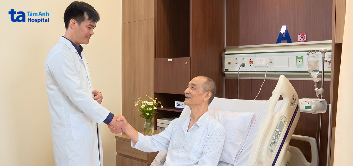 bác sĩ trung động viện bệnh nhân