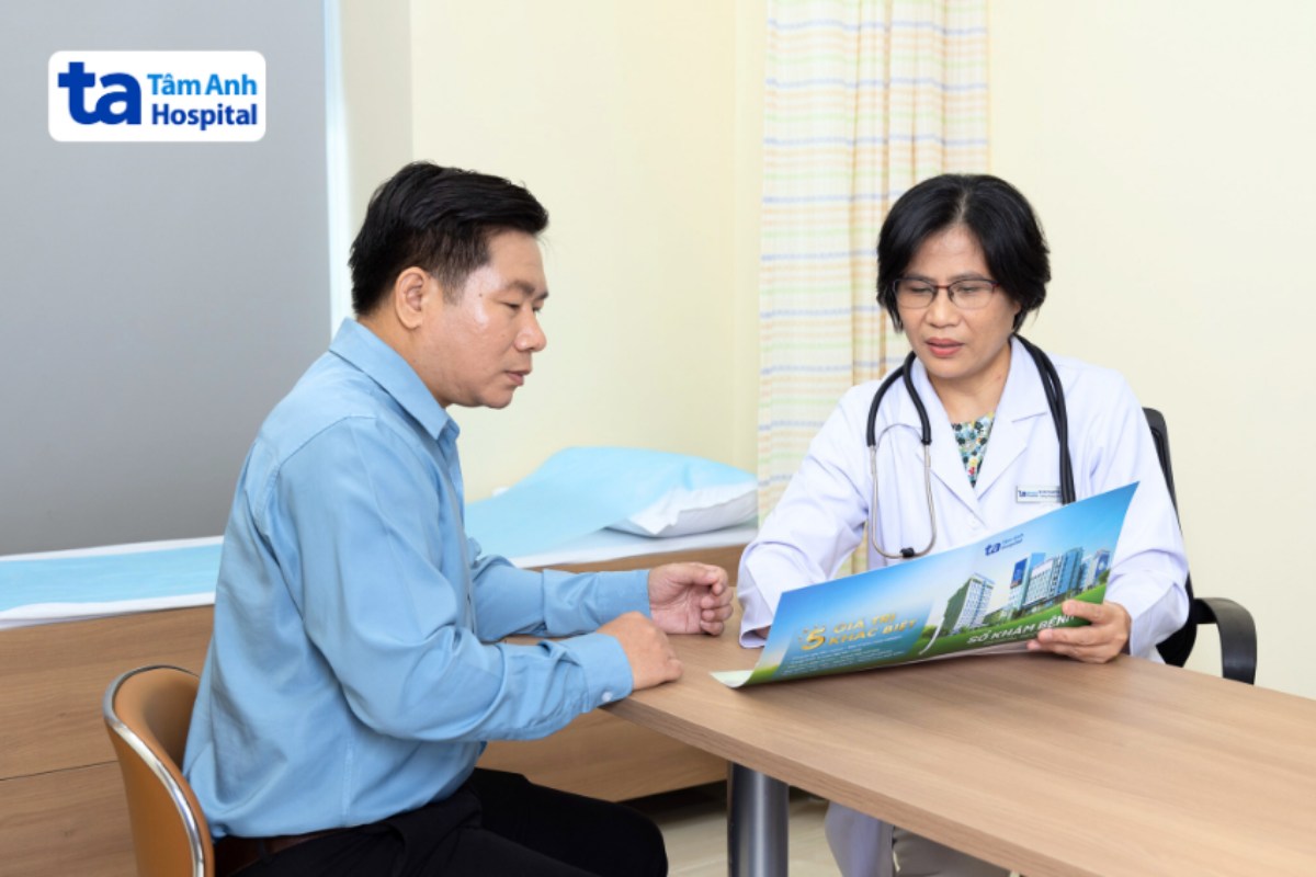 bác sĩ tư vấn cho người bệnh