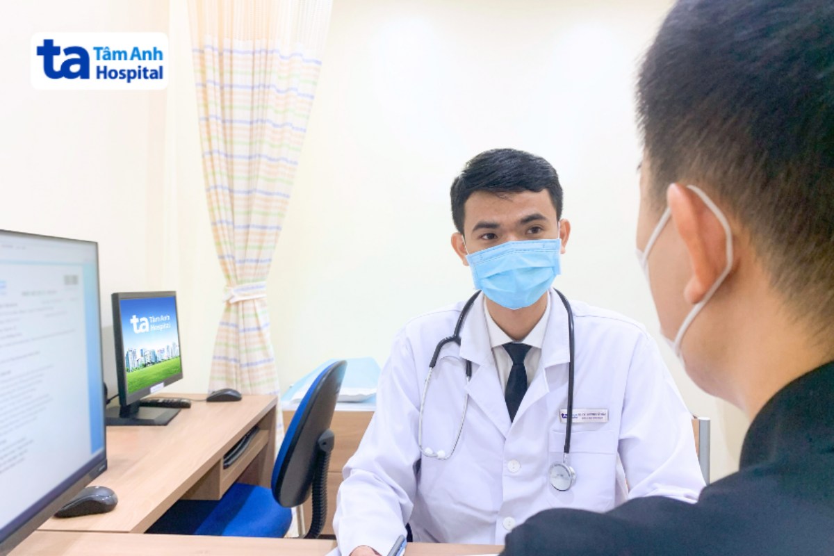 bác sĩ tư vấn cho người bệnh