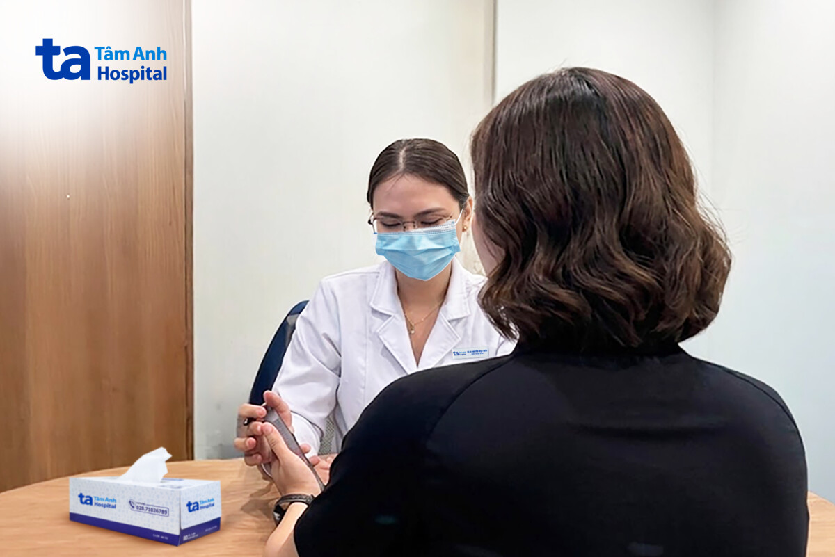 bác sĩ tư vấn liệu trình điều trị