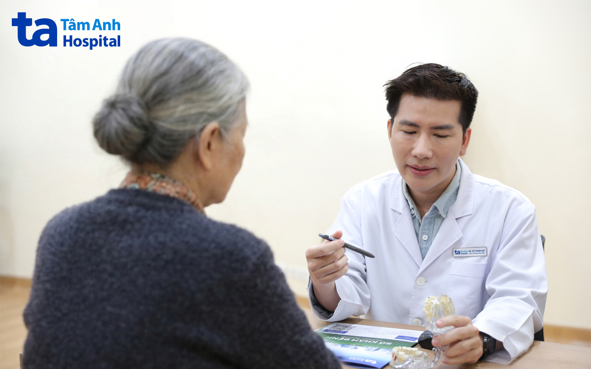 Bác sĩ tư vấn viêm xoang do răng cho người bệnh