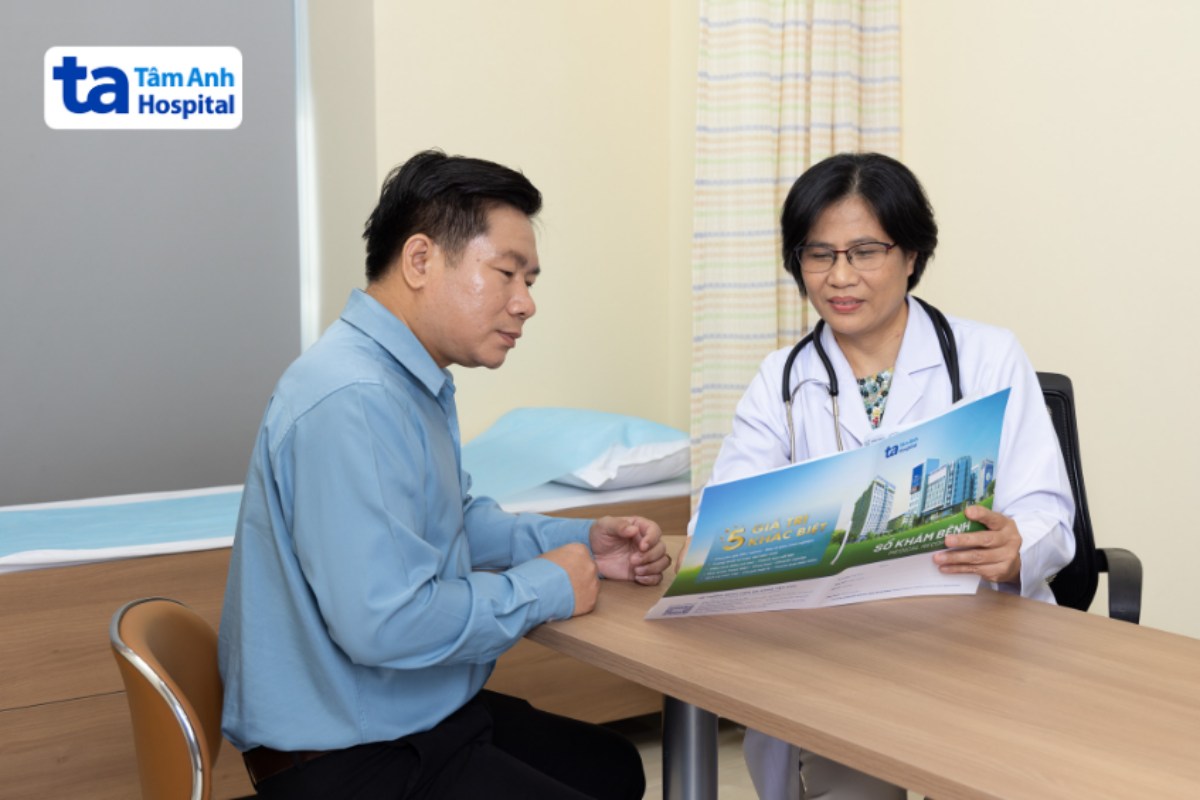 bác sĩ xem hồ sơ bệnh