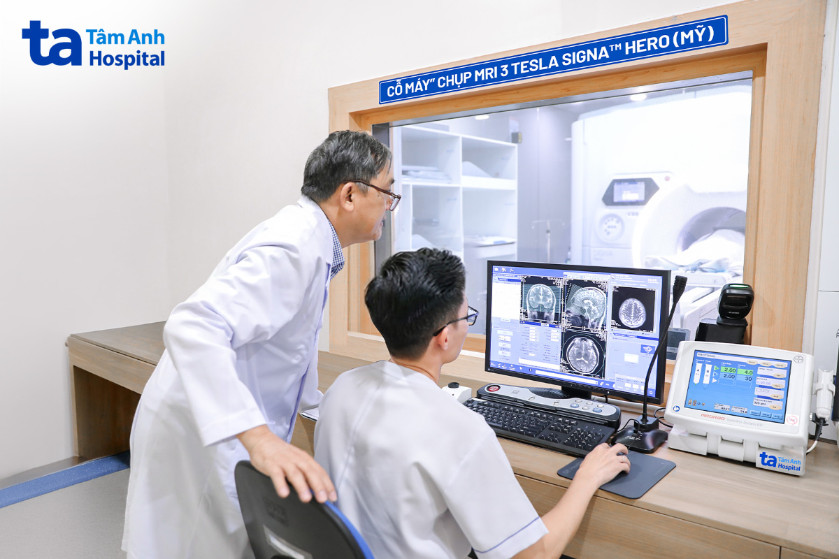 Bác sĩ xem kết quả MRI 3 Tesla tại Tâm Anh