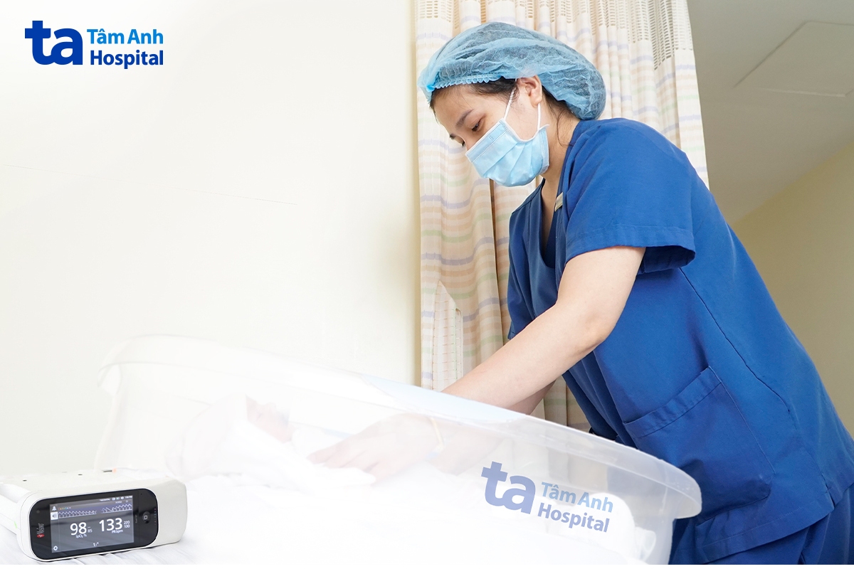 Bé được kiểm tra sức khỏe trước khi xuất viện