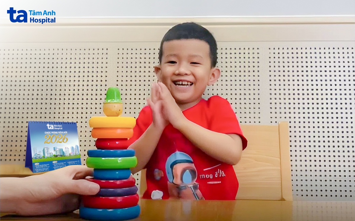 bé Huy vui vẻ sau cấy ốc tai