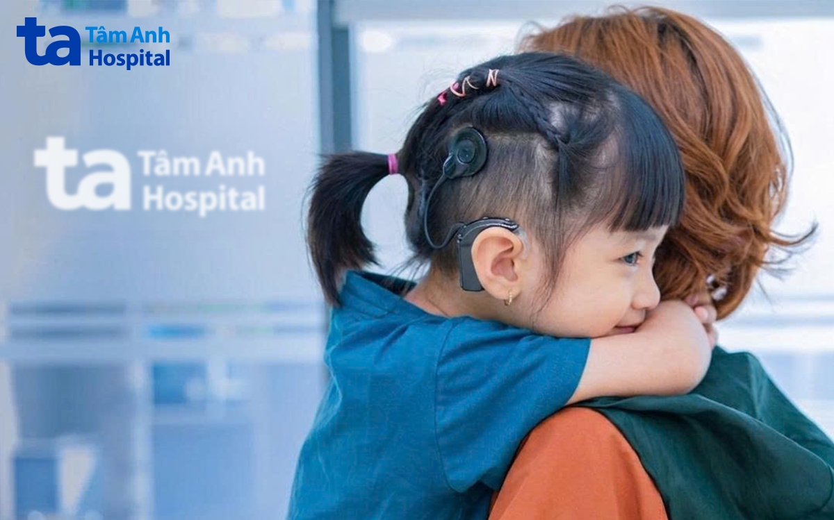 bé Minh Anh sau khi cấy ốc tai
