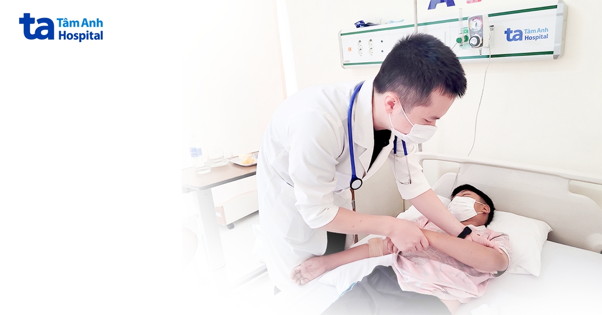 Bé trai nổi mày đay, sưng nề toàn thân do nhiễm trùng hô hấp