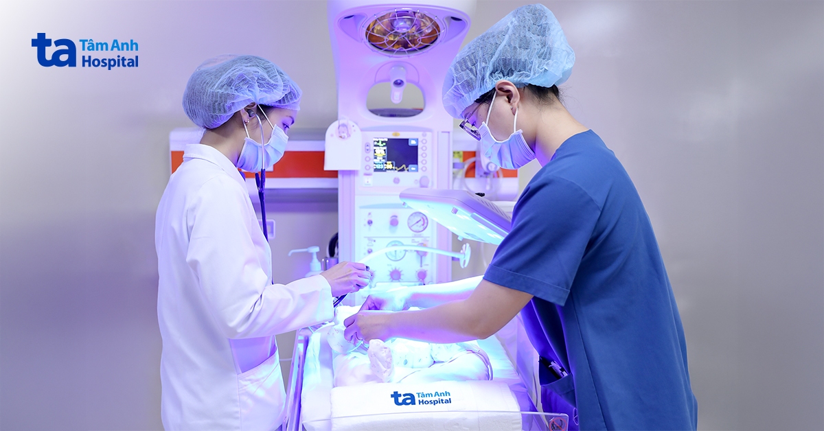 Bé trai sinh non viêm ruột hoại tử