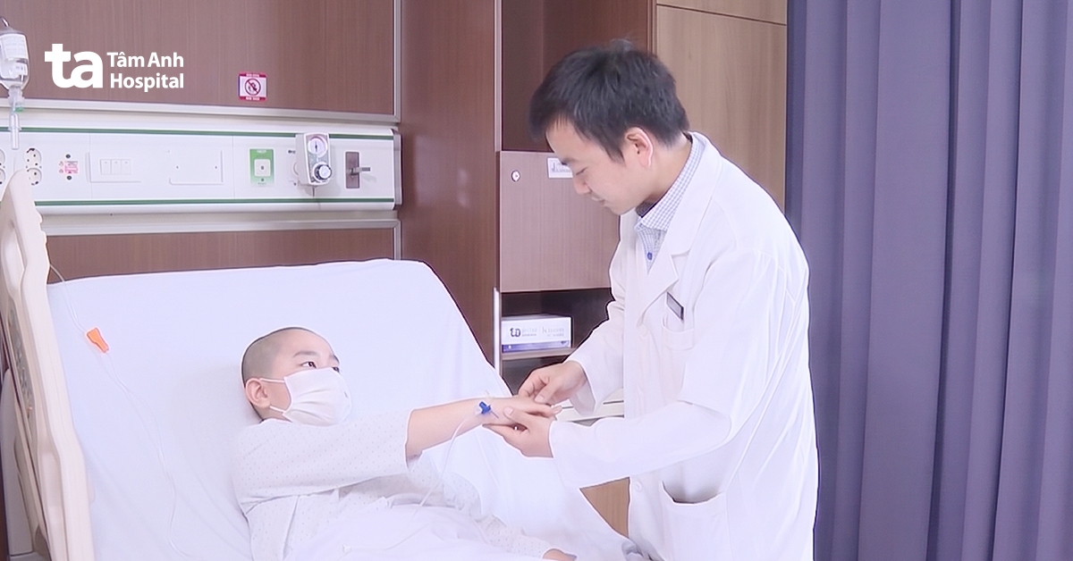 Bé trai tụ máu não sau chấn thương nhẹ vùng đầu