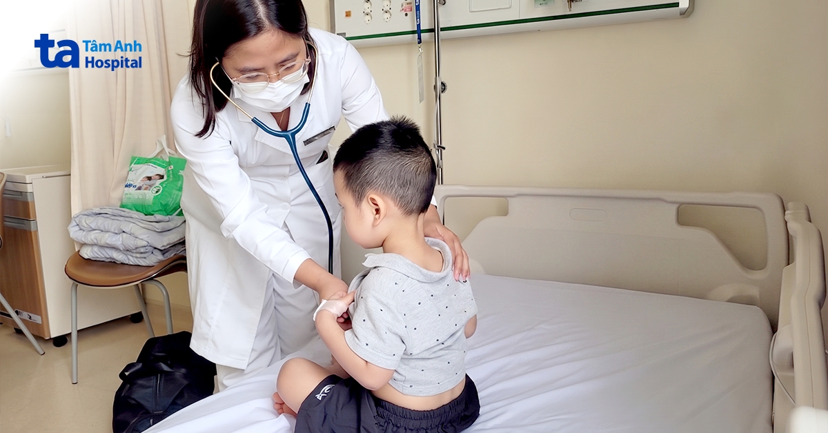 Bé trai viêm phế quản phổi do đồng nhiễm virus, vi khuẩn