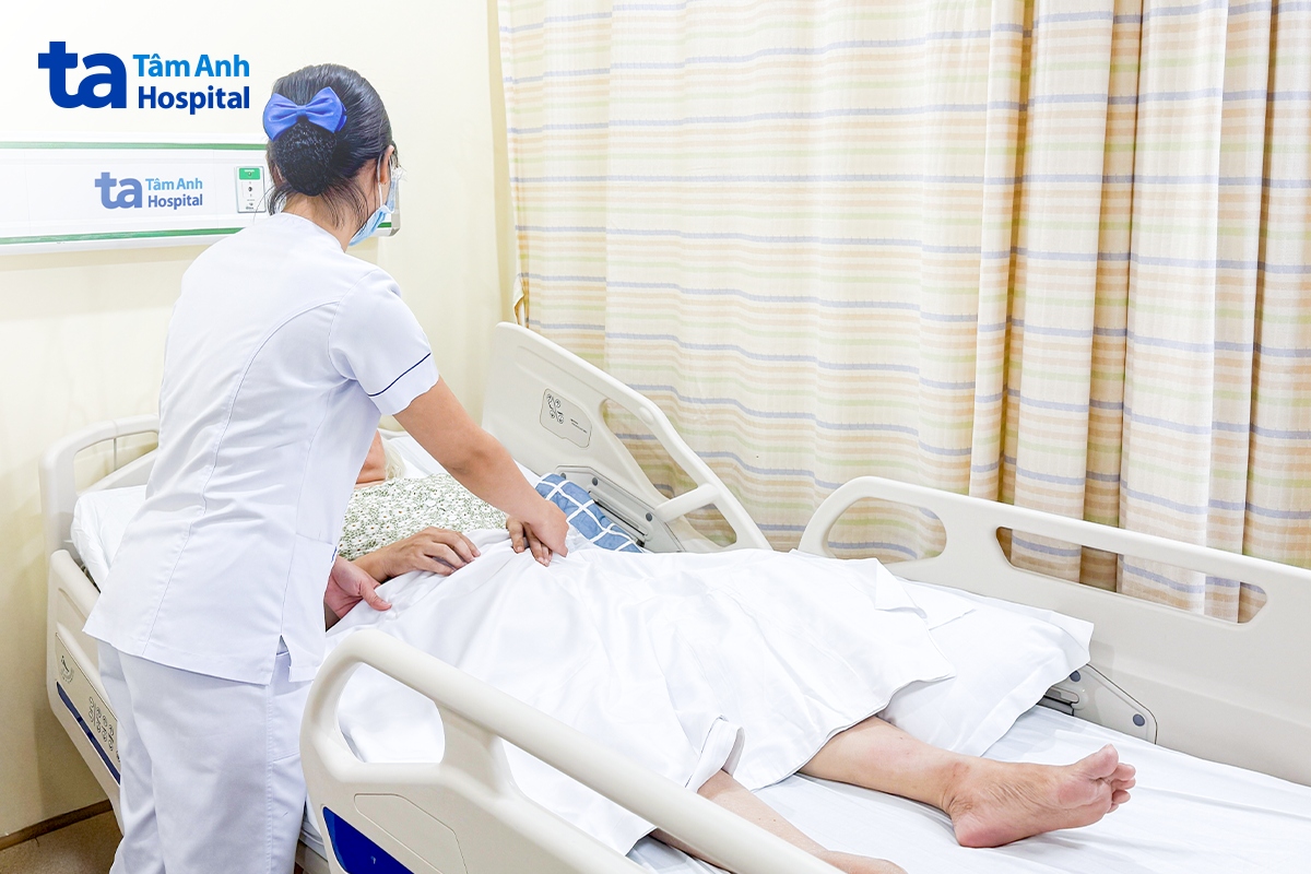 Bệnh nhân được chăm sóc tích cực, hướng dẫn vận động tại chỗ để phòng ngừa huyết khối