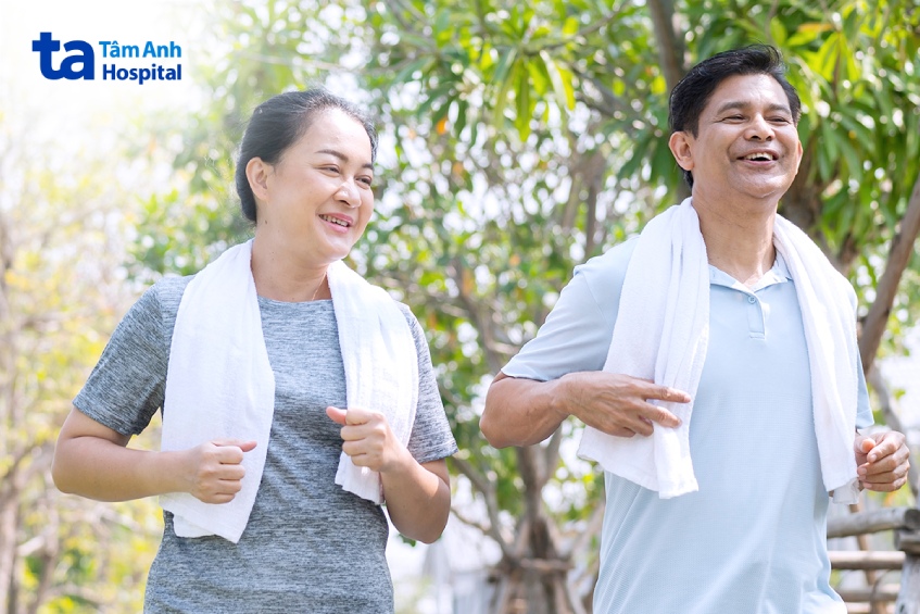 bệnh nhân sau ghép thận đi bộ nhẹ nhàng
