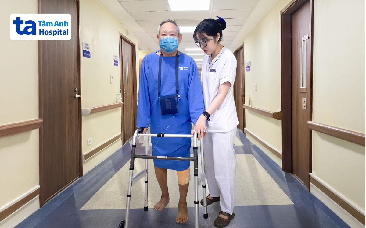 bệnh nhân tập đi lại cùng y tá
