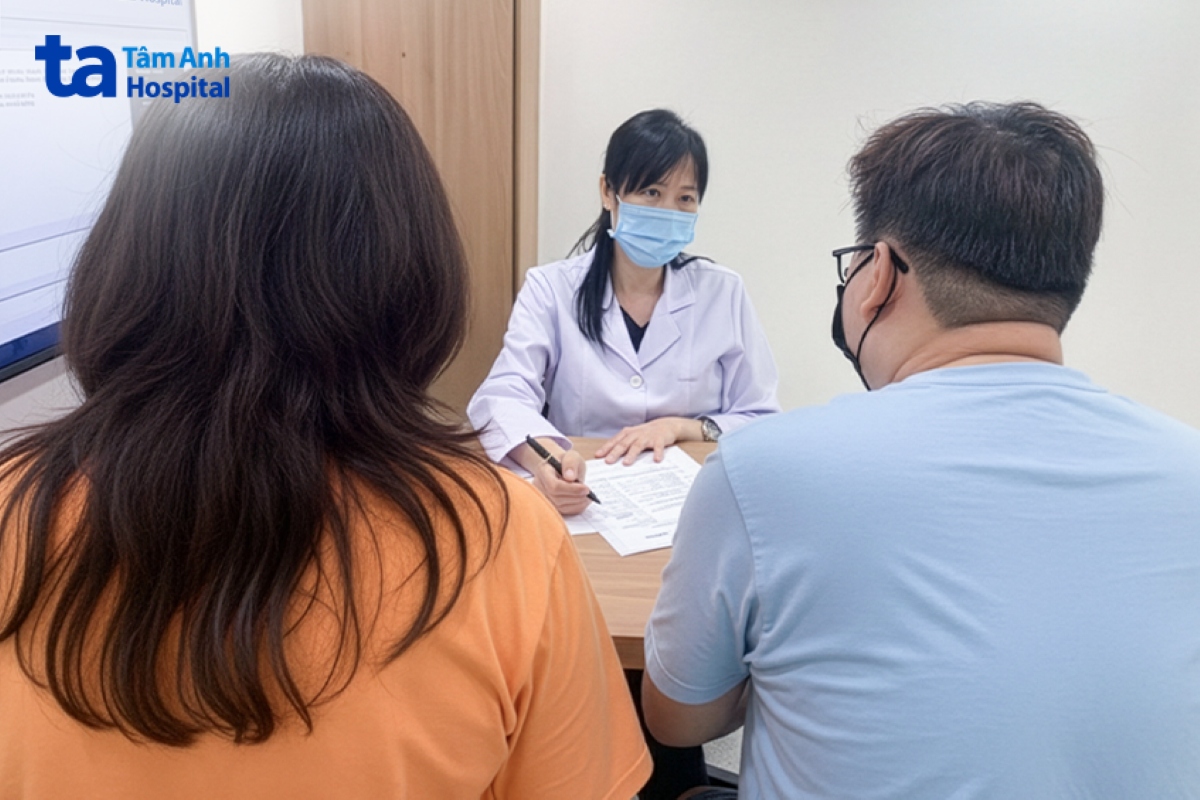 BS.CKI Phạm Thị Thu Hà tư vấn điều trị cho vợ chồng anh Châu. Ảnh: Bệnh viện Đa khoa Tâm Anh