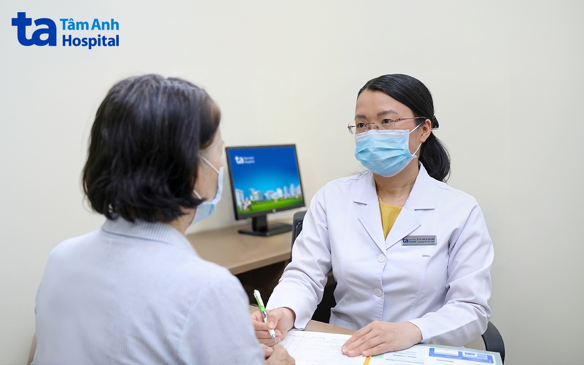 BS đánh giá thính lực cho bà Lan