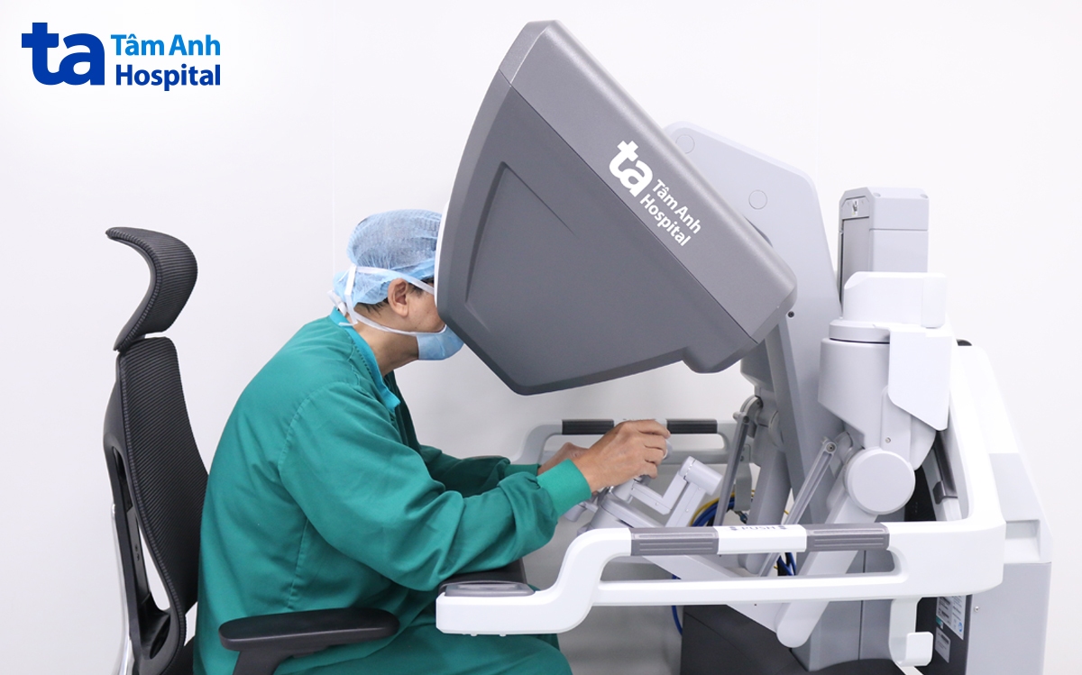 BS dùng robot cắt khối u