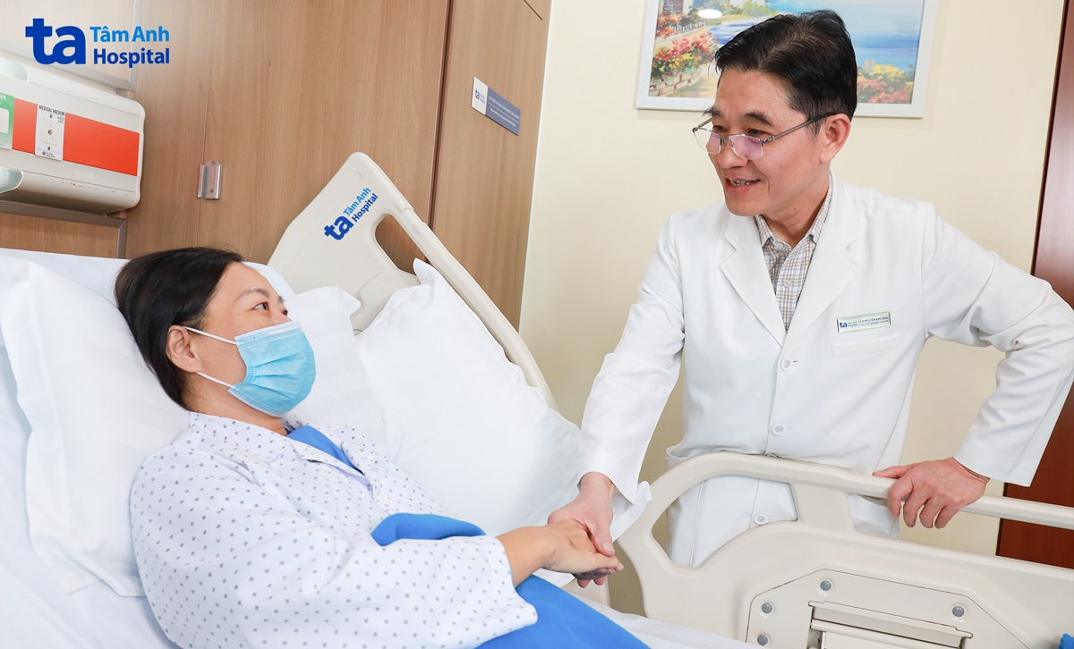 Bác sĩ Dũng thăm chị Phương phục hồi sau một tuần phẫu thuật