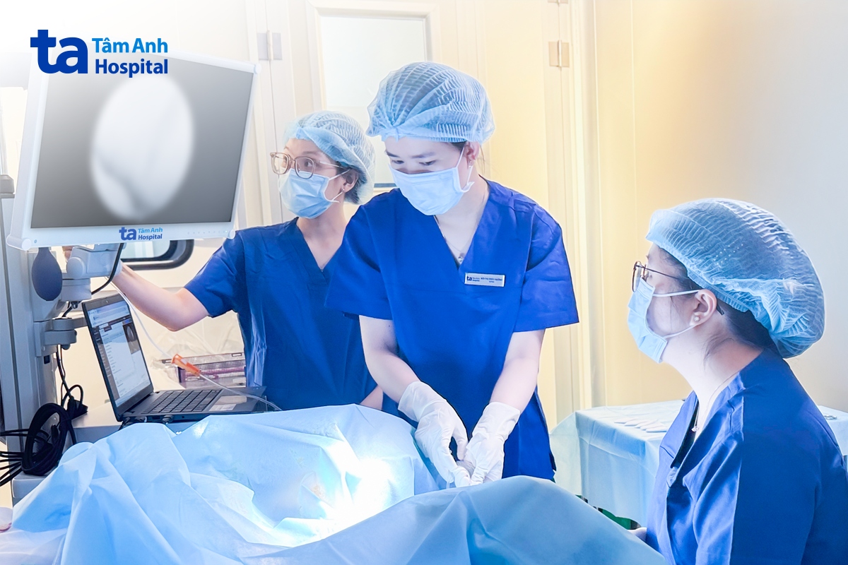 Bác sĩ Giang (ngoài cùng bên phải) nội soi buồng tử cung cho người bệnh