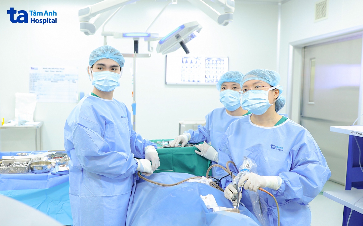 BS Hằng phẫu thuật cho bé Na