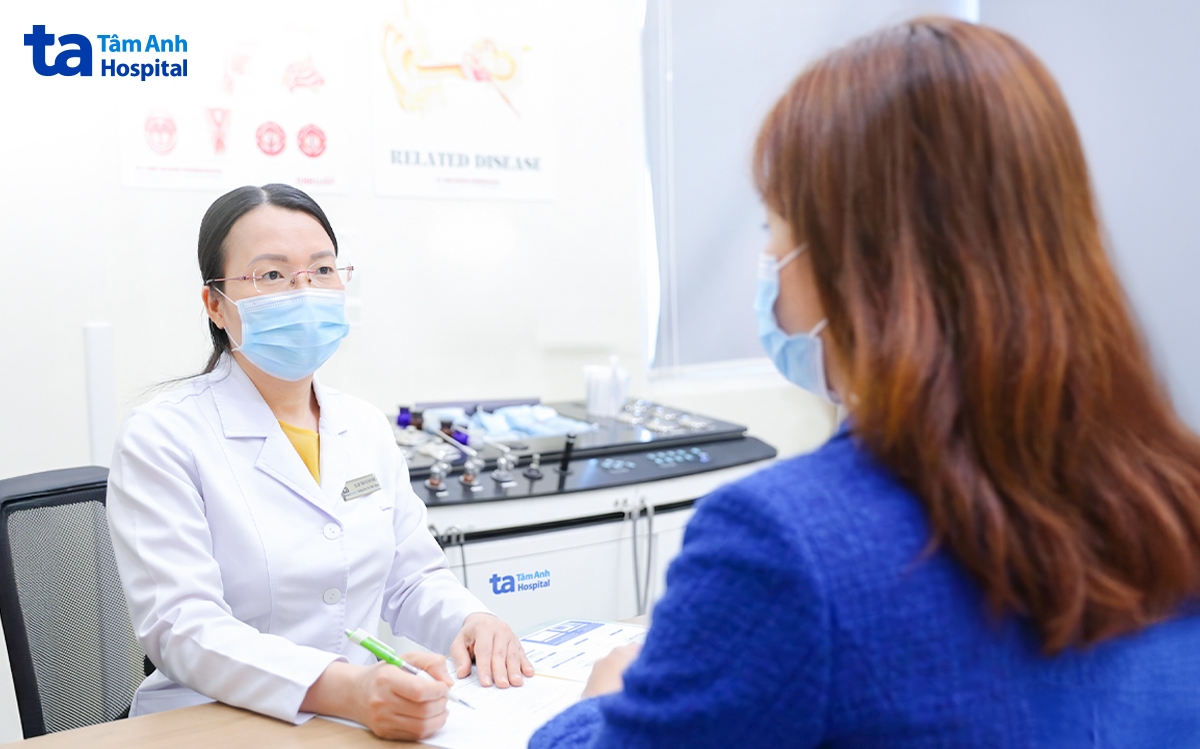 BS Hằng tư vấn cho người nhà bệnh nhân