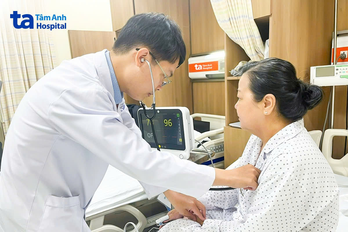 Bác sĩ Hoàng kiểm tra sức khỏe bệnh nhân sau can thiệp