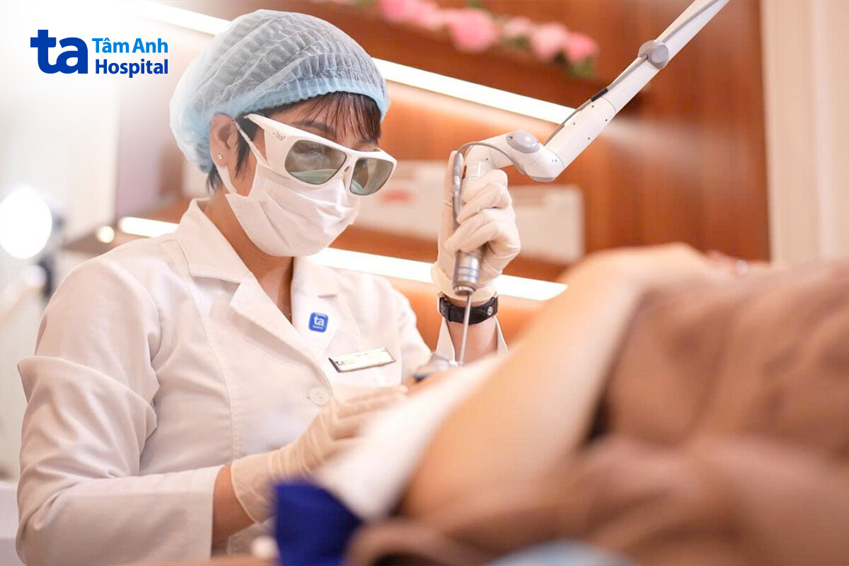 bs hồng điều trị cho khách hàng
