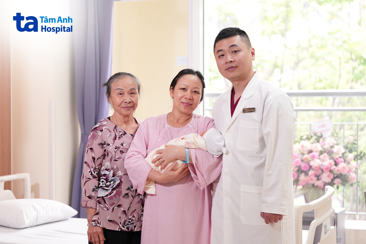 Bác sĩ Huy Hoàng và gia đình chị Giang tại Bệnh viện Đa khoa Tâm Anh