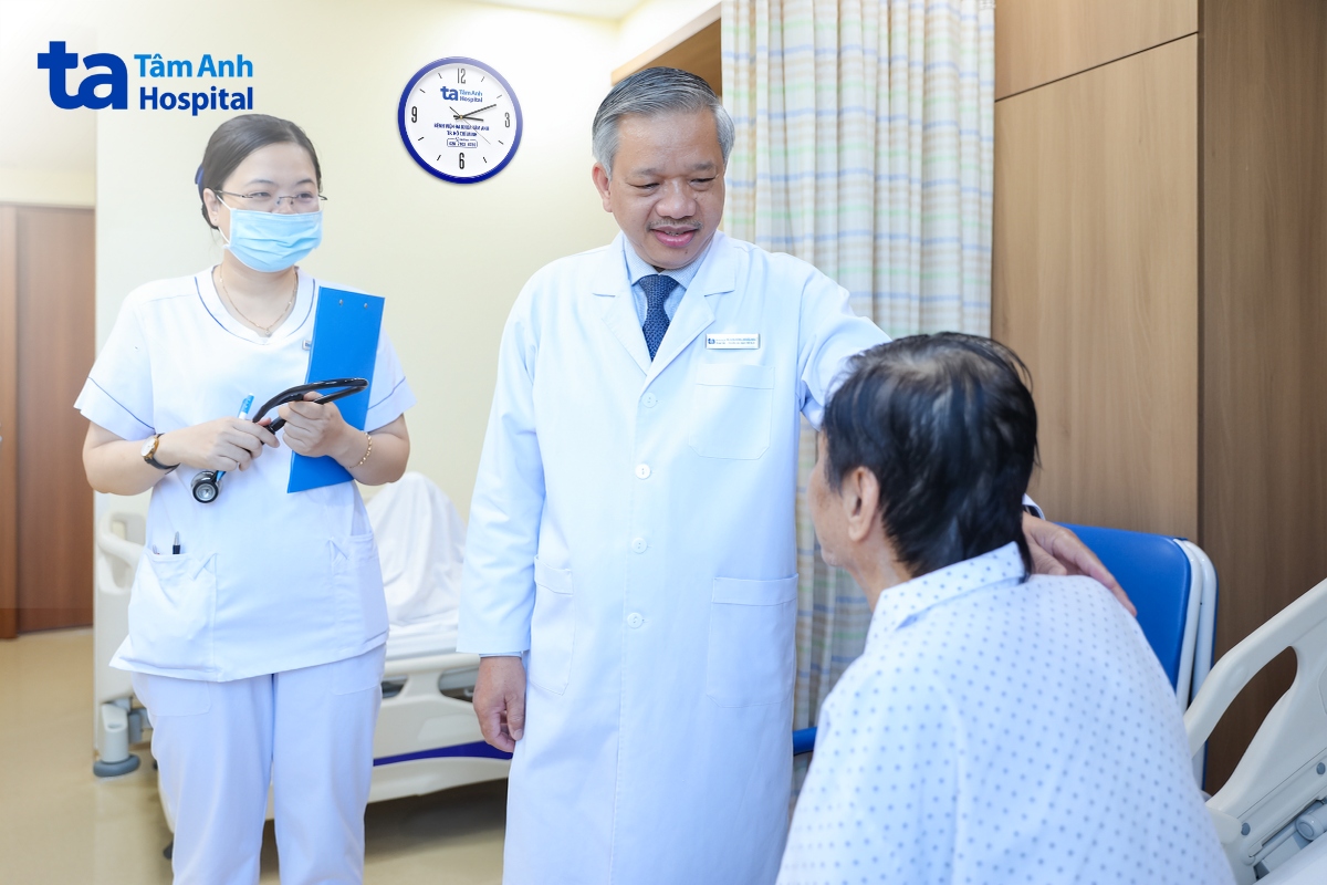 Bác sĩ Khang hỏi thăm sức khỏe bệnh nhân sau một tuần mổ bắc cầu mạch vành