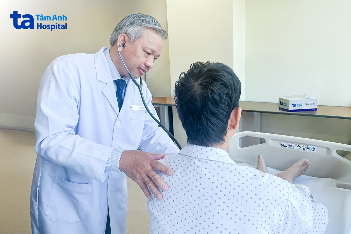 Bác sĩ Khang kiểm tra sức khỏe bệnh nhân trước lúc xuất viện