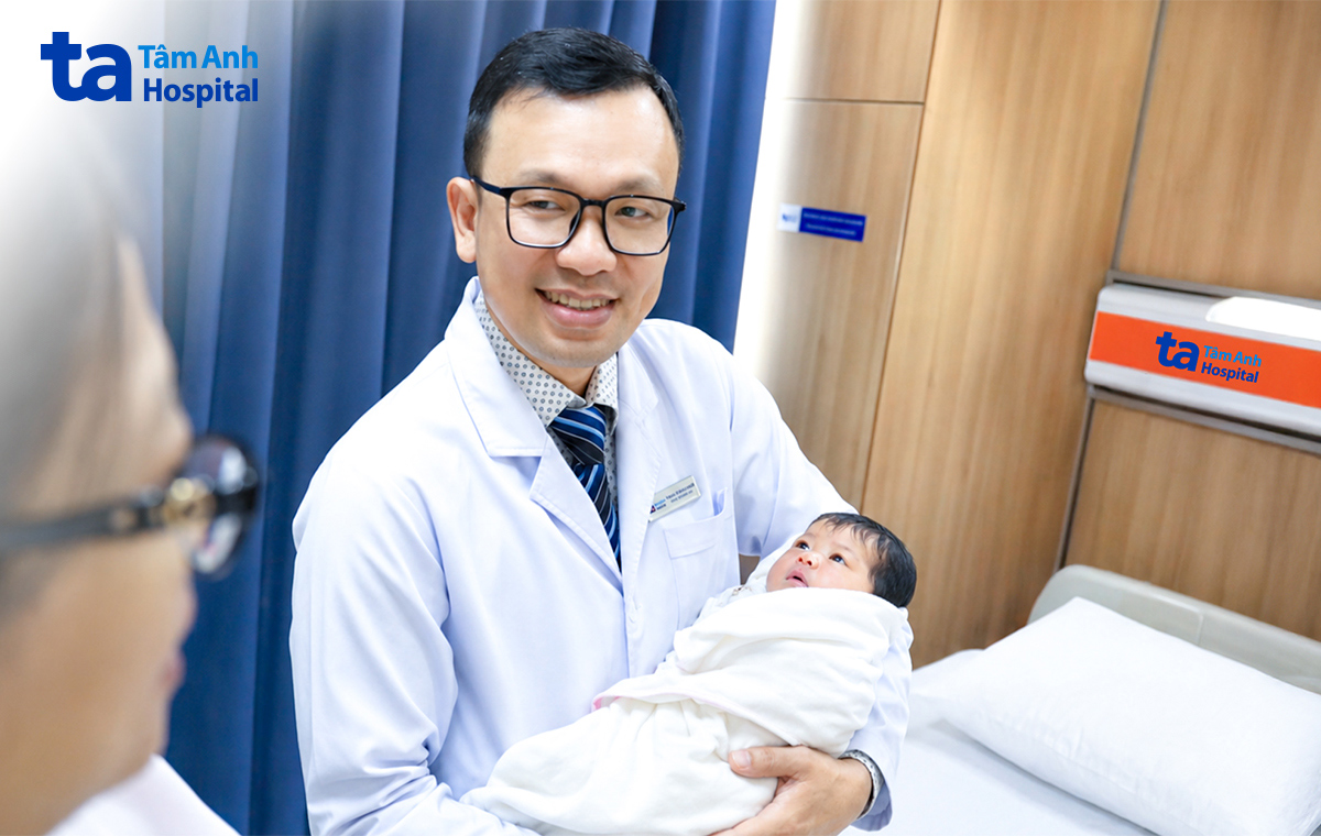 ThS.BS Lê Đăng Khoa, Trung tâm Hỗ trợ sinh sản, Bệnh viện Đa khoa Tâm Anh TP.HCM thăm em bé thứ 2 của vợ chồng anh Nghĩa cuối tháng 4/2026