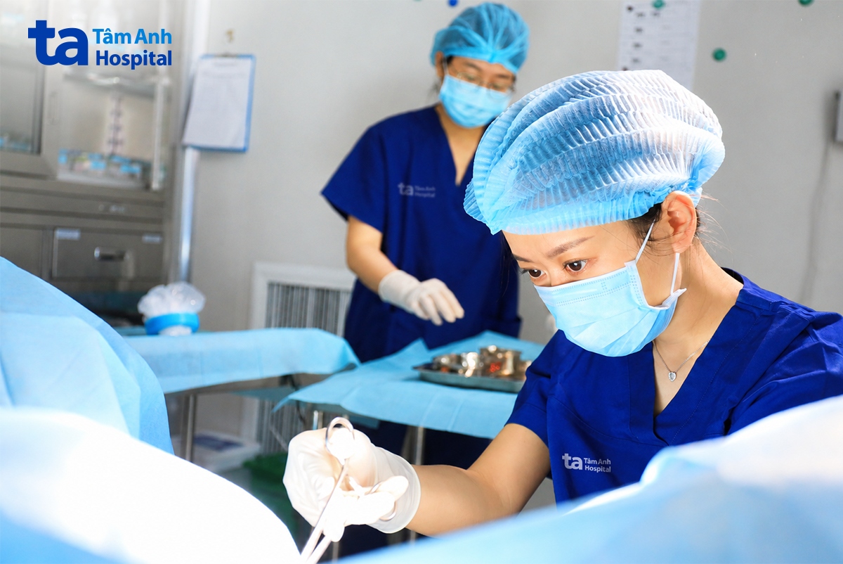 Bác sĩ Phạm Thị Mỹ Tú thực hiện thủ thuật hút trứng cho chị Hân