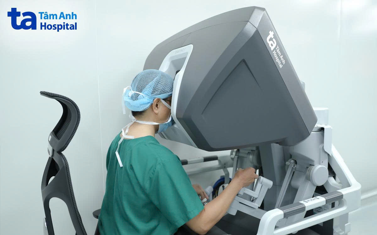 BS ngồi ở buồng điều khiển robot