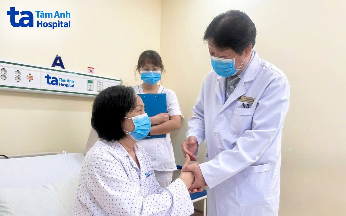 BS Nhân thăm khám cho bà Lưu