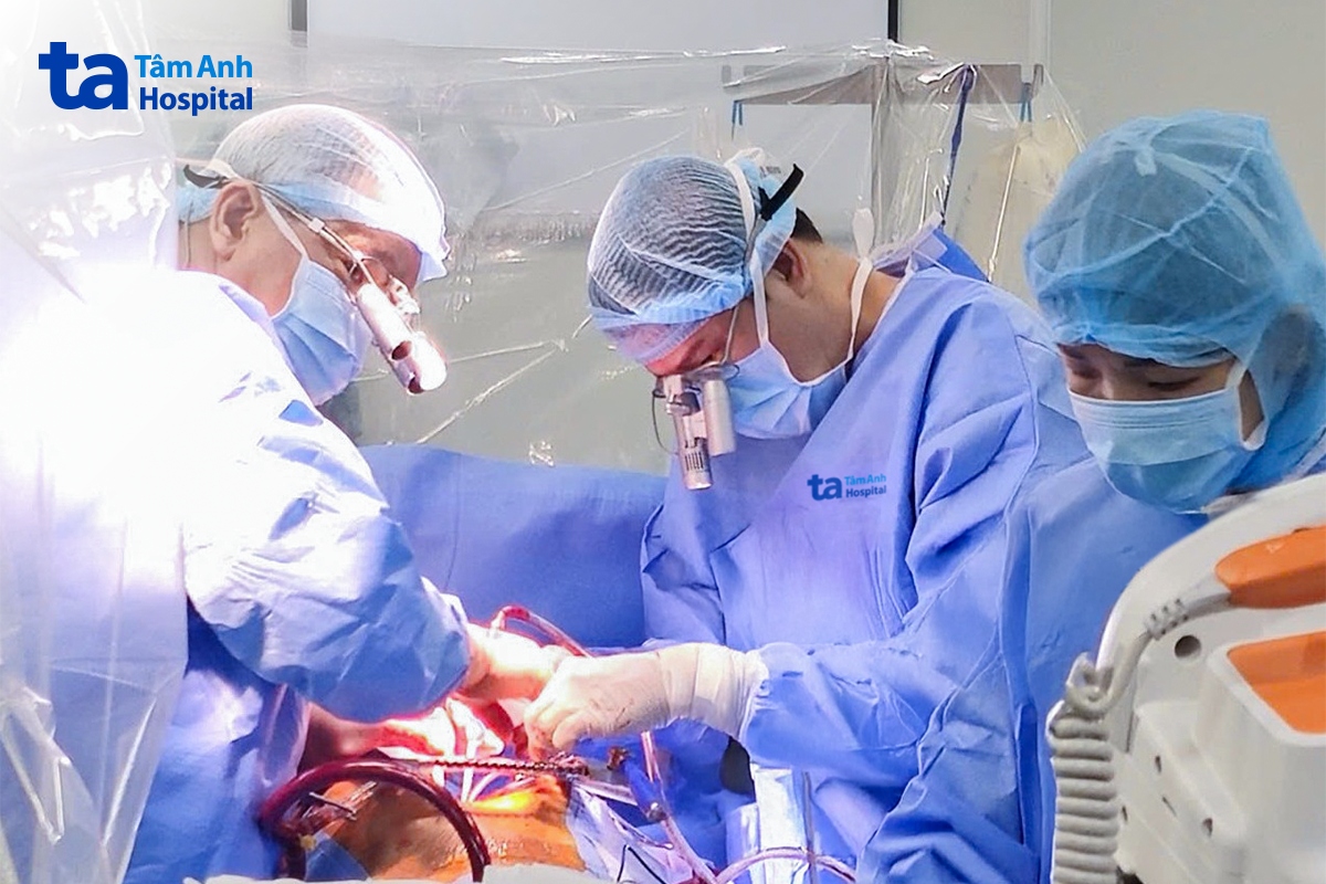 Bác sĩ phẫu thuật thay van hai lá cho bệnh nhân