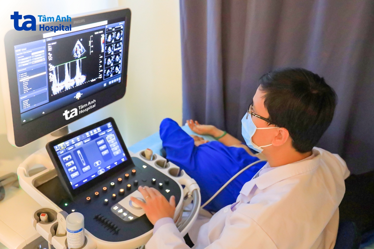 Bác sĩ siêu âm tim cho bà Phượng sau 2 tuần phẫu thuật