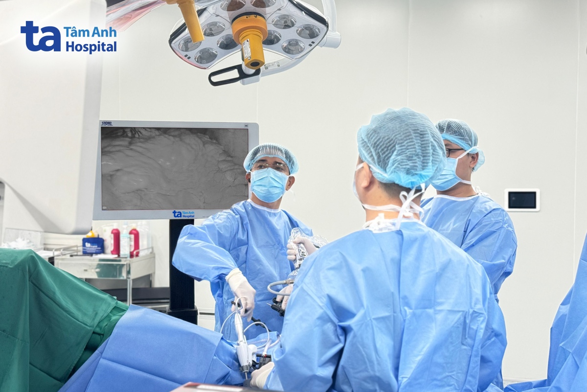 BS Thái phẫu thuật cho bà Thảo