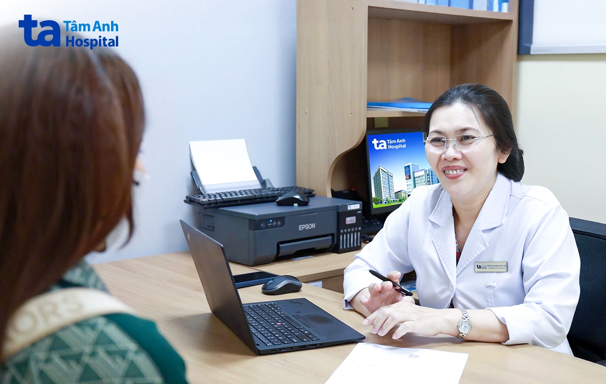Bác sĩ Thảo tư vấn chăm sóc thai kỳ cho chị Tuyết trước khi về Mỹ