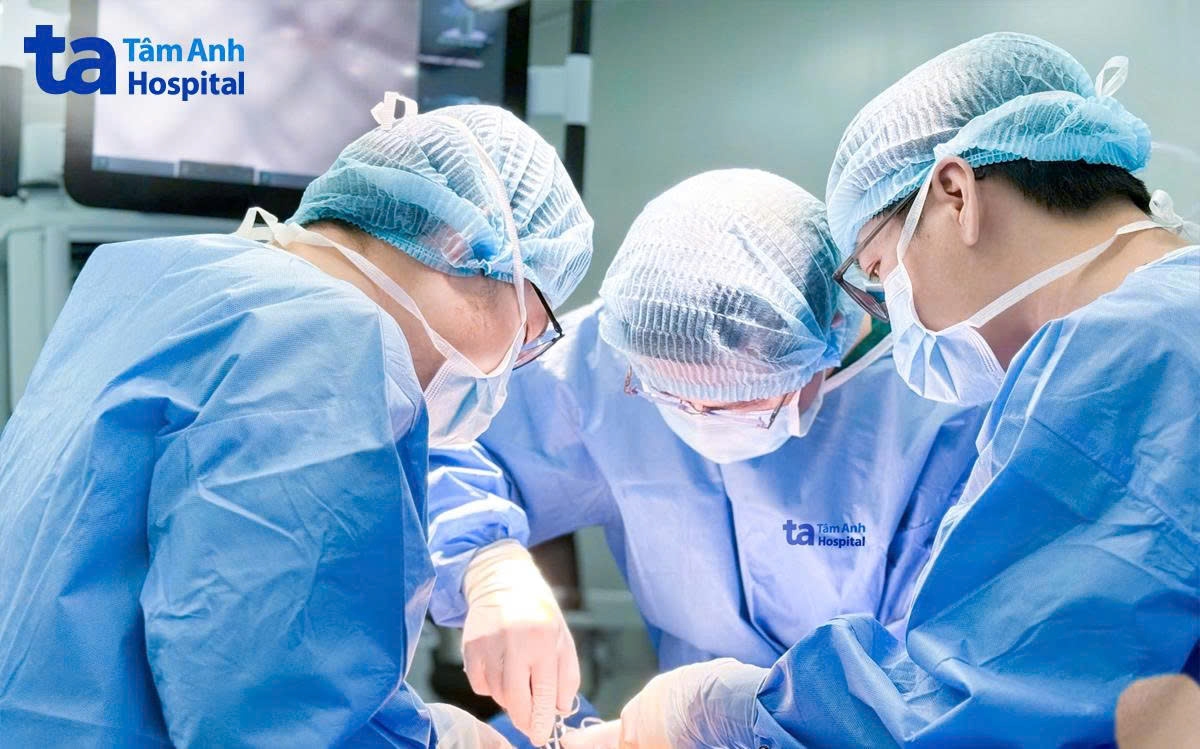 BS thực hiện ca mổ ruột non hoại tử