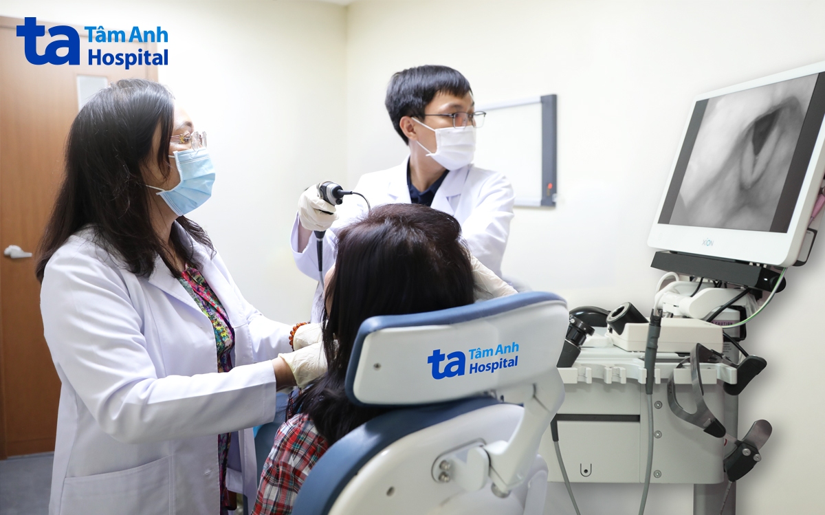 BS thực hiện tiêm botox thanh quản