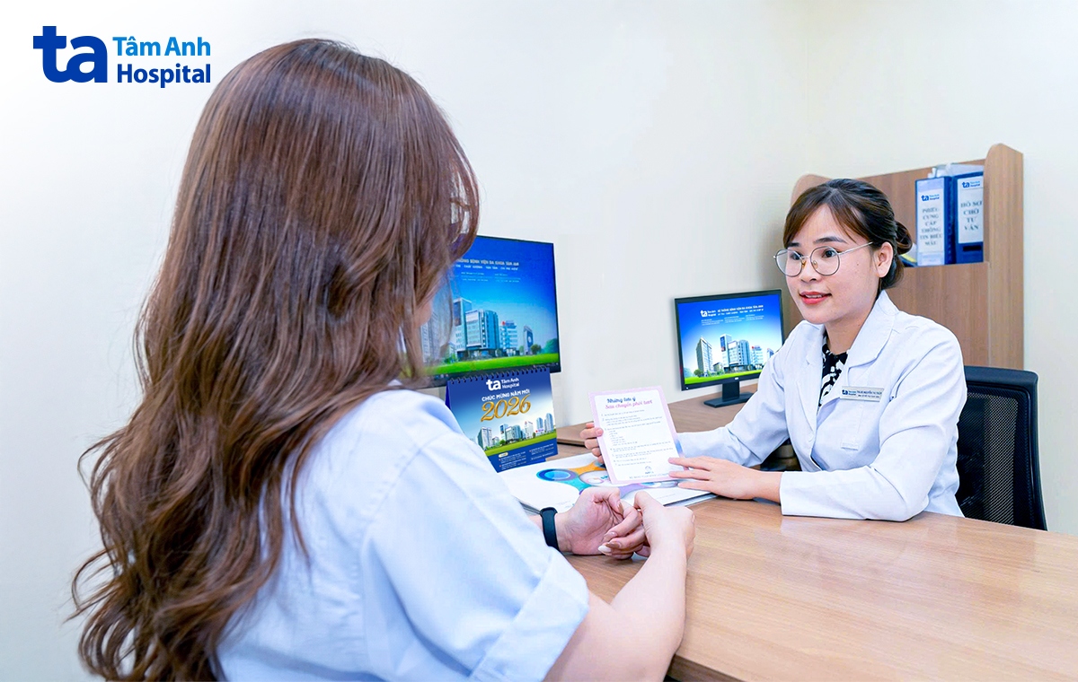 Bác sĩ Thủy tư vấn phác đồ điều trị cho chị Ly