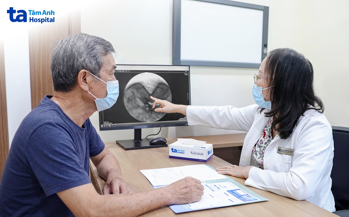 BS Thủy tư vấn điều trị cho ông Văn