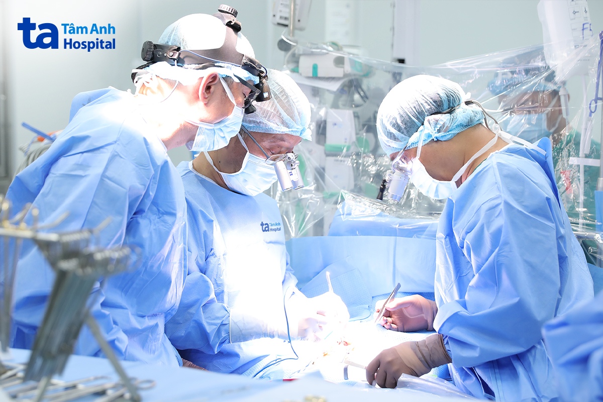 Bác sĩ Viên (giữa) cùng êkíp phẫu thuật cho bệnh nhi