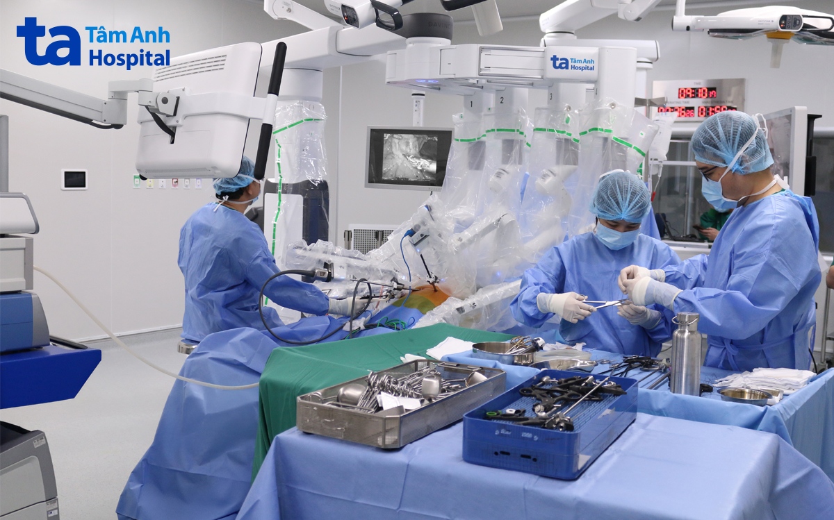 ca dùng robot bóc tách khối u