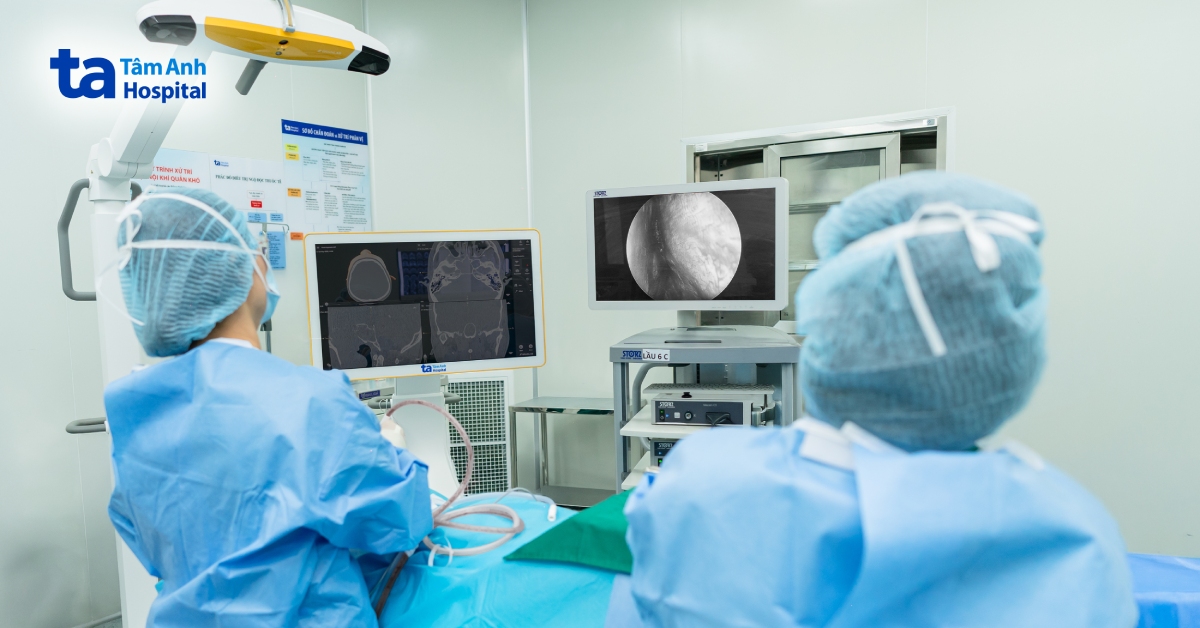 Viêm xoang 10 năm ăn mòn xương hốc mắt, polyp lấp đầy hốc mũi