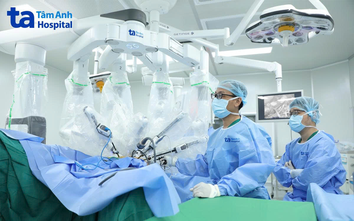 các bác sĩ dùng cánh tay robot phẫu tích