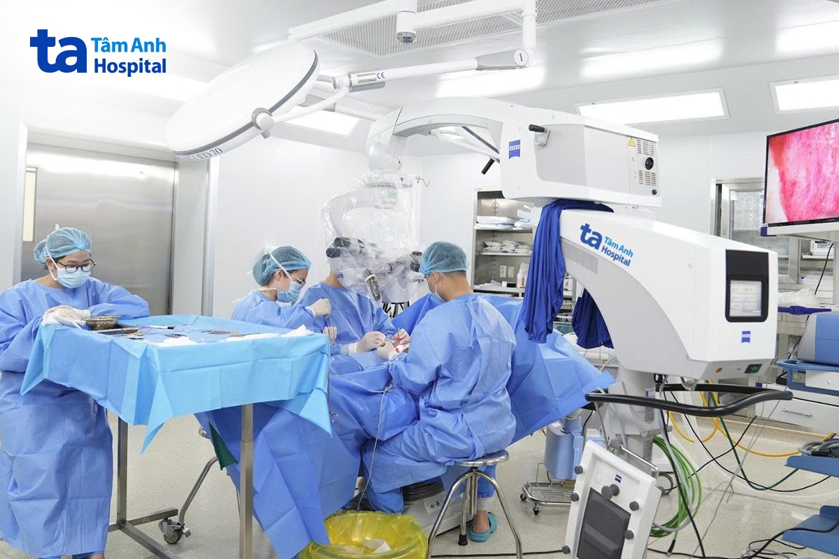 Các bác sĩ IVF Tâm Anh đang mổ micro-TESE tìm tinh trùng dưới kính hiển vi phóng đại đảo ngược