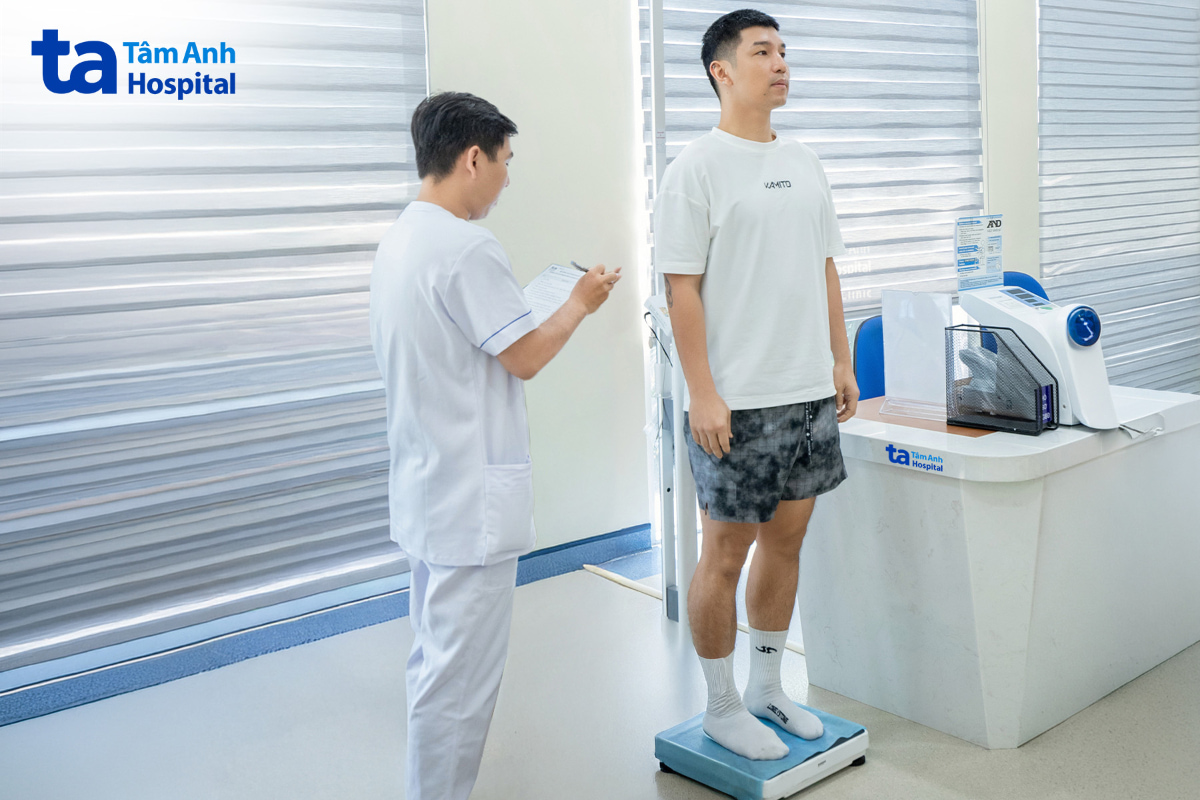 Nghệ sĩ kiểm tra cân đo trong gói khám định kỳ